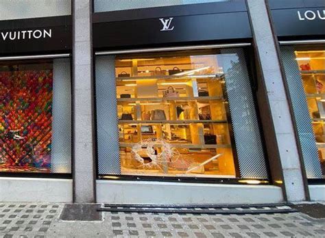 vetrina prada parigi|Parigi, furto alla boutique di Louis Vuitton; sfondata vetrina con .